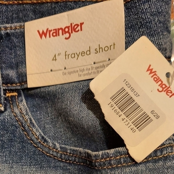 Wrangler 4" Frayed Short Blue Denim NWT Fits 28 Inch Waist Jean Shorts NEW - Picture 3 of 7